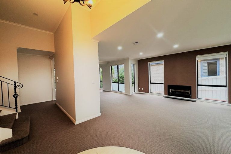 Photo of property in 21 Springvale Drive, Fairview Heights, Auckland, 0632