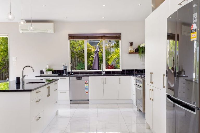 Photo of property in 29 Schopolo Place, Schnapper Rock, Auckland, 0632