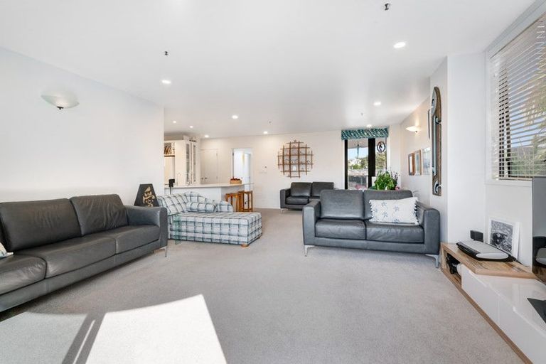 Photo of property in 3a/171 Hurstmere Road, Takapuna, Auckland, 0622