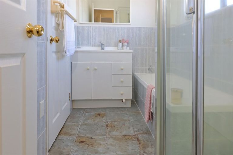 Photo of property in 40 Basra Drive, Henderson, Auckland, 0612