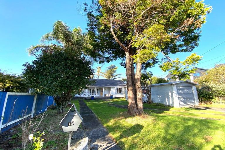 Photo of property in 18 Yeovil Road, Te Atatu Peninsula, Auckland, 0610