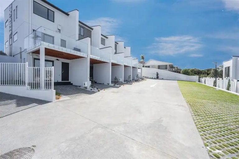 Photo of property in 2/735 East Coast Road, Browns Bay, Auckland, 0630