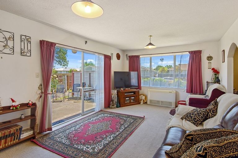 Photo of property in 18 La Perouse Place, Northcote, Christchurch, 8052
