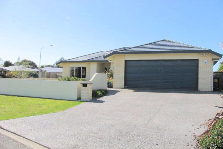Photo of property in 1 Aburoc Place, Paraparaumu Beach, Paraparaumu, 5032