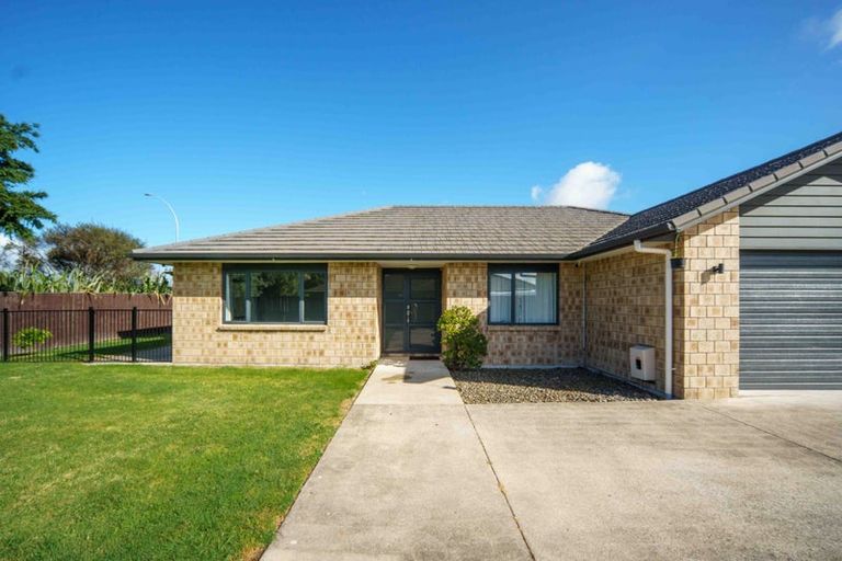 Photo of property in 35 Whitney Place, Rototuna North, Hamilton, 3210