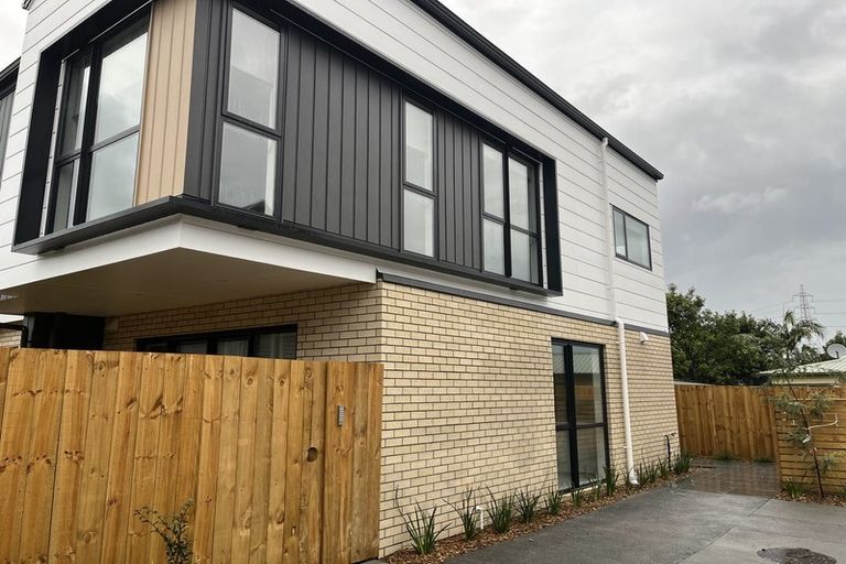 Photo of property in 3/11 Karamu Street, Te Atatu Peninsula, Auckland, 0610