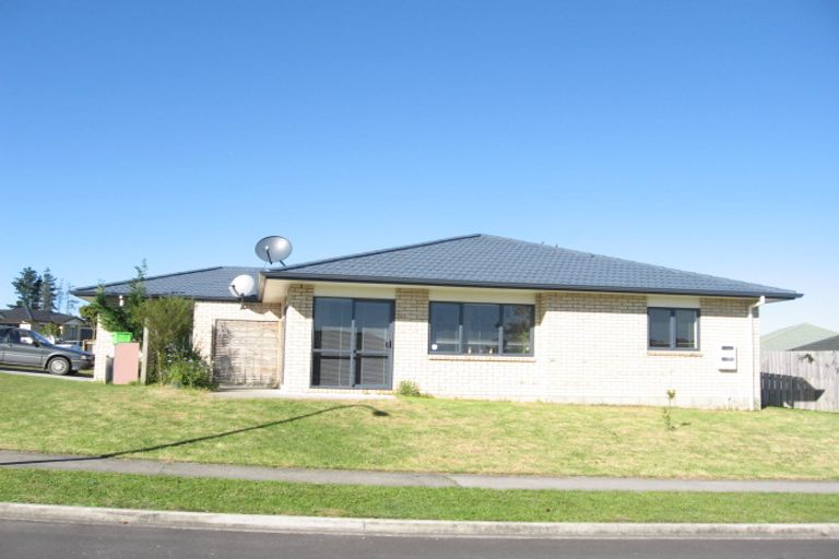 Photo of property in 2 Loughinisland Place, Weymouth, Auckland, 2103