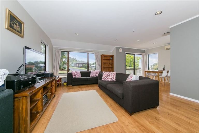 Photo of property in 4 Amery Place, West Harbour, Auckland, 0618