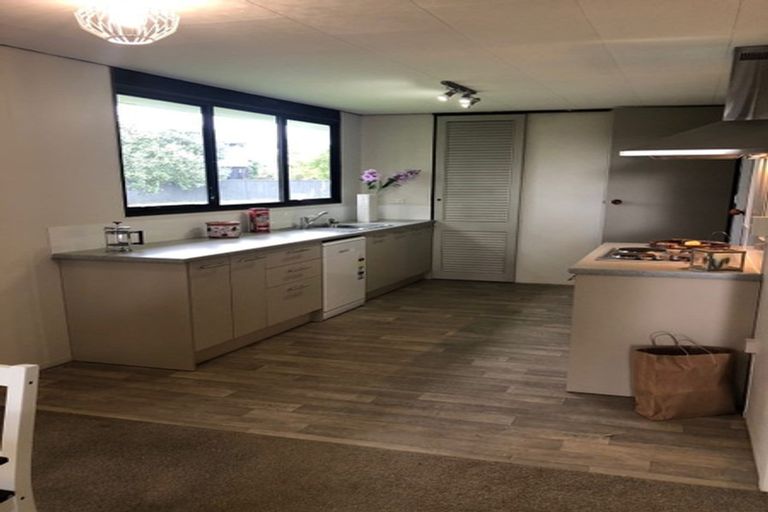 Photo of property in 1/5 Compass Place, Te Atatu Peninsula, Auckland, 0610