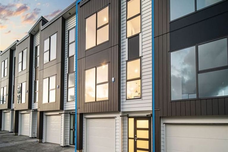 Photo of property in 6/107 Hobsonville Road, West Harbour, Auckland, 0618