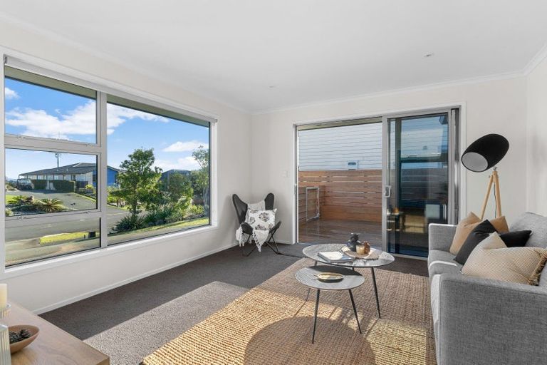 Photo of property in 33 Karoro Road, One Tree Point, 0118