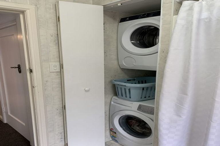 Photo of property in Olympus Flats, 2/280 Oriental Parade, Oriental Bay, Wellington, 6011