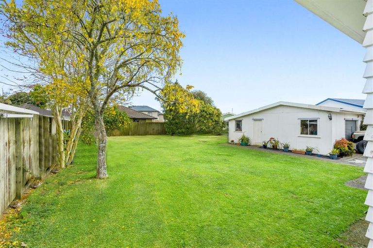 Photo of property in 52 Yeovil Road, Te Atatu Peninsula, Auckland, 0610