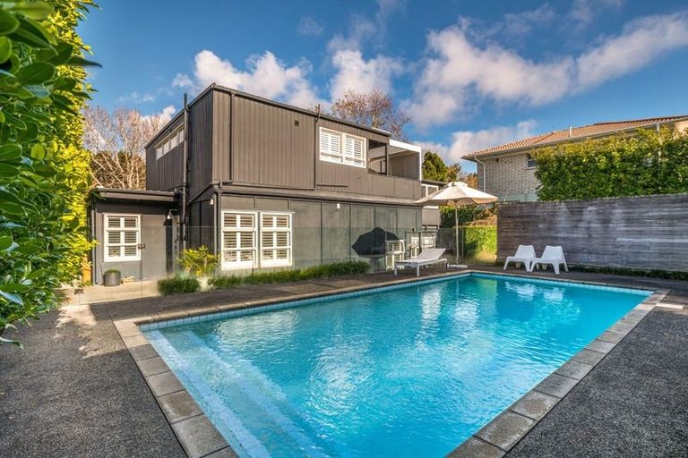 Photo of property in 2/13 Waitemata Road, Hauraki, Auckland, 0622