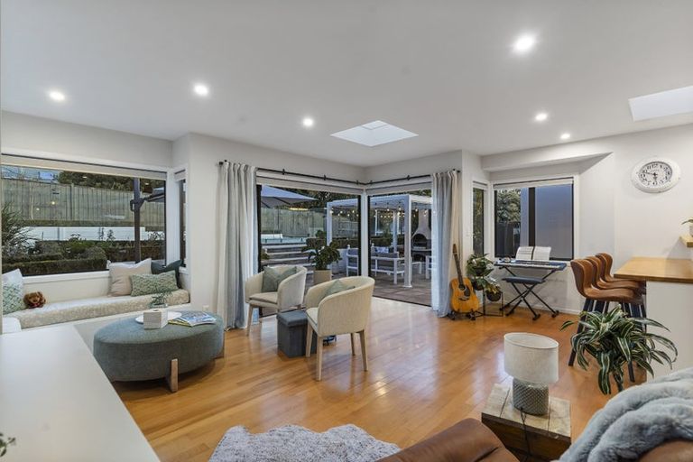 Photo of property in 6 Liston Crescent, Cockle Bay, Auckland, 2014