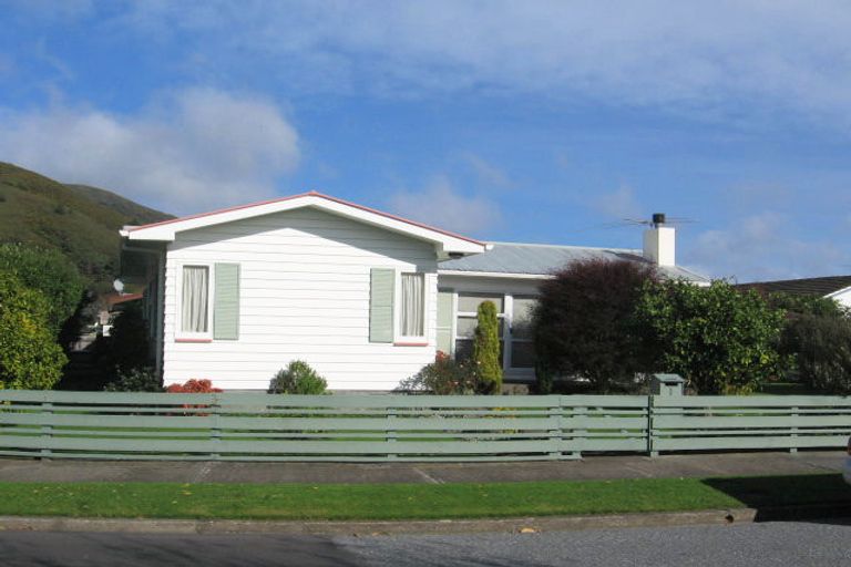 Photo of property in 1 Heather Grove, Fairfield, Lower Hutt, 5011