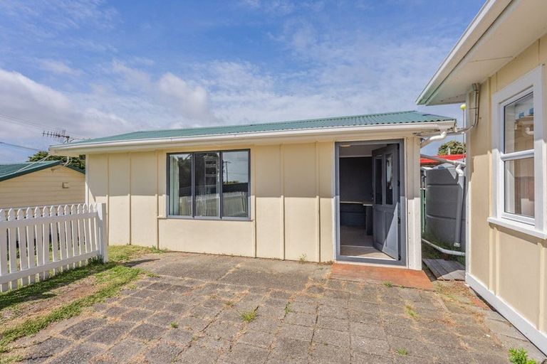 Photo of property in 28 Drake Street, Waikawa Beach, Levin, 5573