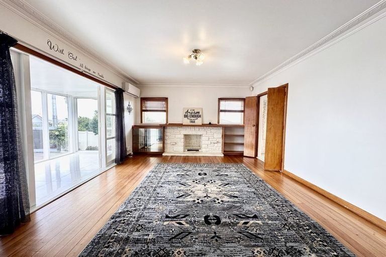 Photo of property in 19 Fairlea Road, Te Atatu South, Auckland, 0610