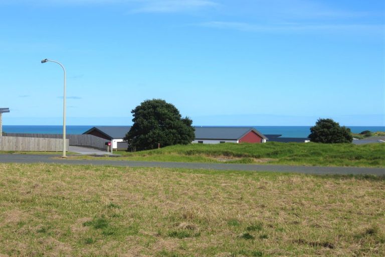 Photo of property in 2 Pipi Place, Baylys Beach, 0377