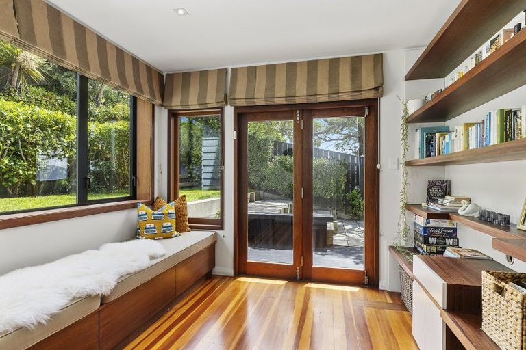 Photo of property in 22 Tai Paku Paku Road, Karaka Bays, Wellington, 6022