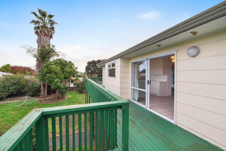 Photo of property in 16 Leaming Place, Clarks Beach, 2122