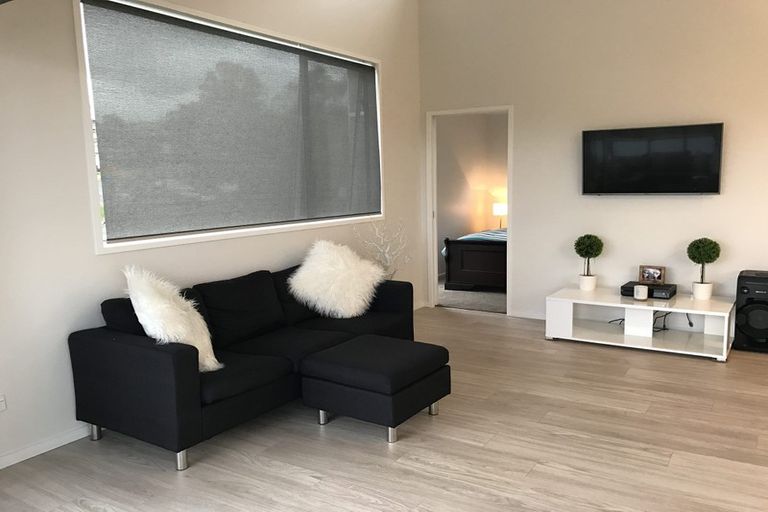 Photo of property in 39 Deverell Place, Northcross, Auckland, 0632