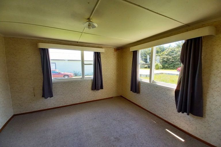 Photo of property in 25 Main Road, Tuatapere, 9620