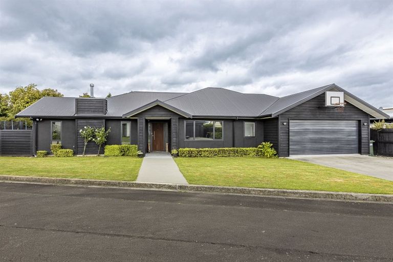 Photo of property in 5 D'urville Place, Kelvin Grove, Palmerston North, 4414