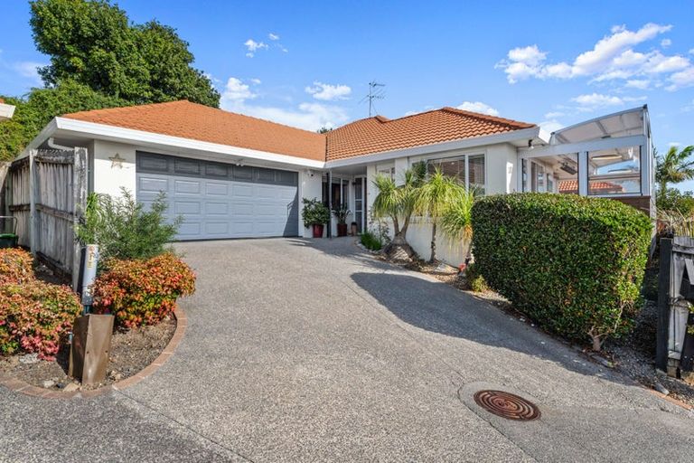 Photo of property in 31 Gillett Place, Botany Downs, Auckland, 2014
