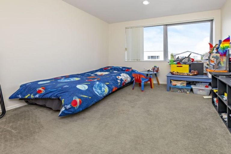 Photo of property in 87 Popokatea Drive, Takanini, 2112