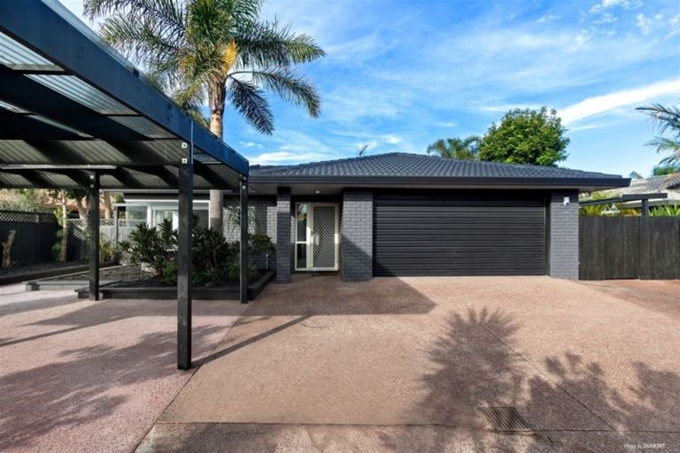 Photo of property in 22 John Lister Close, Golflands, Auckland, 2013