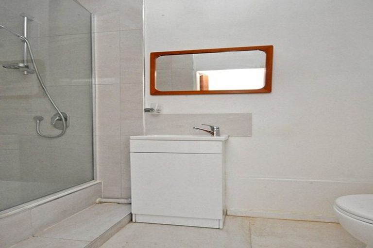 Photo of property in 2/390 Glenfield Road, Glenfield, Auckland, 0629