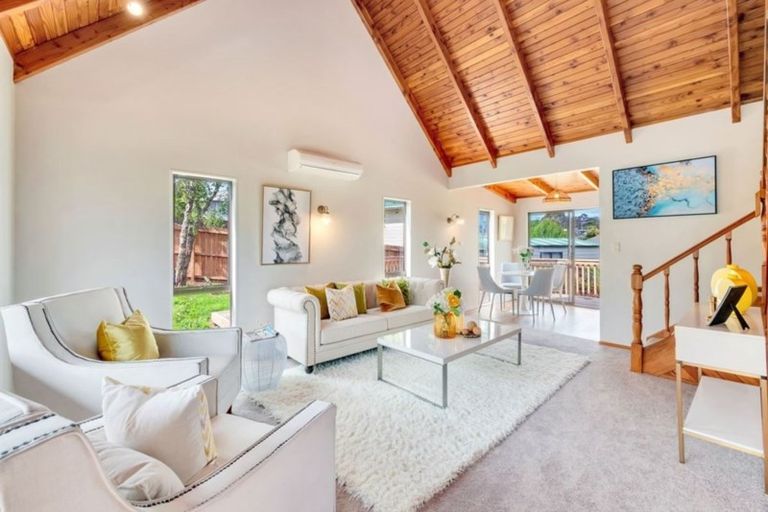 Photo of property in 5 Kayle Glen, West Harbour, Auckland, 0618