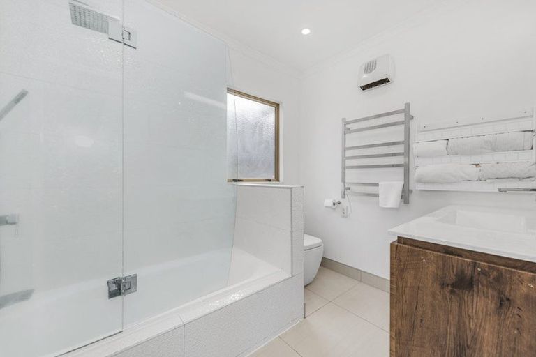 Photo of property in 3 Fairchild Avenue, Goodwood Heights, Auckland, 2105