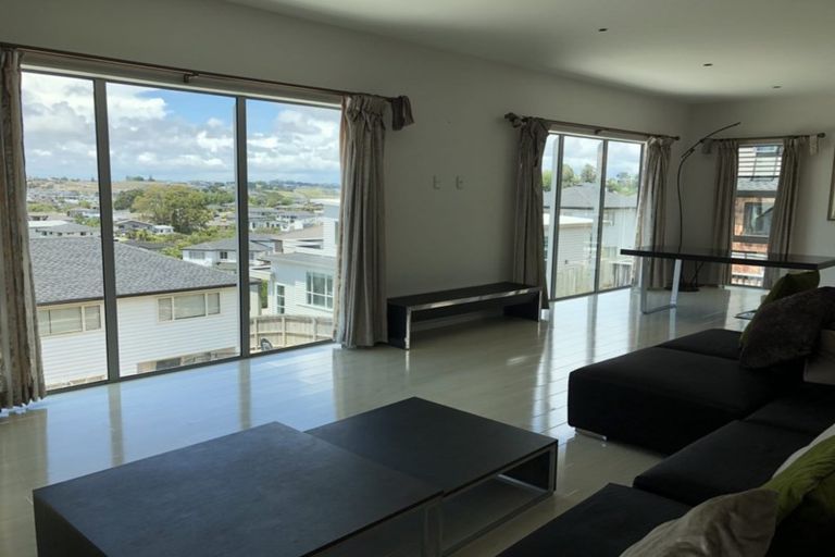 Photo of property in 32 Namsan Close, Fairview Heights, Auckland, 0632