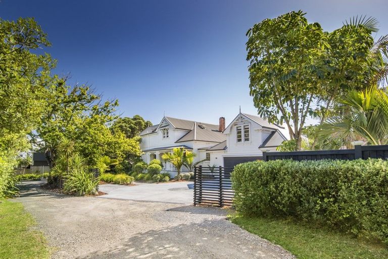 Photo of property in 52 Stanley Point Road, Stanley Point, Auckland, 0624