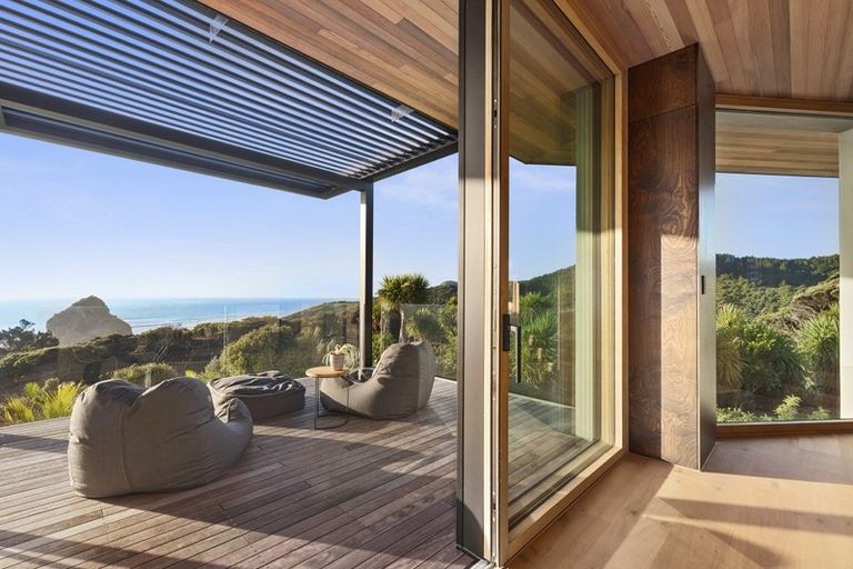 Photo of property in 124a Seaview Road, Piha, New Lynn, 0772