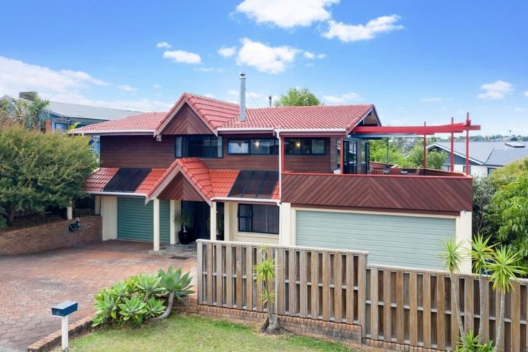 Photo of property in 23 Ellangowan Road, Waiake, Auckland, 0630