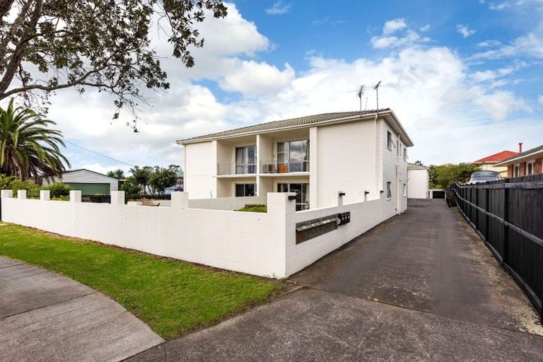 Photo of property in 15 Queen Mary Avenue, New Lynn, Auckland, 0600