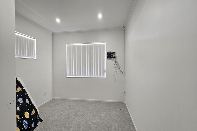Photo of property in 28 Robert Ross Place, Clendon Park, Auckland, 2103