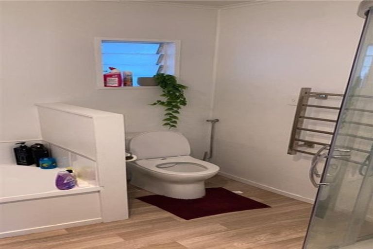 Photo of property in 18a Sylvan Crescent, Te Atatu South, Auckland, 0610