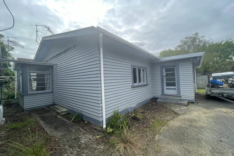 Photo of property in 88 Queenwood Road, Levin, 5510
