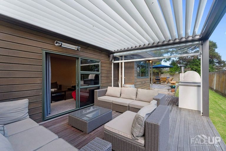 Photo of property in 18 Rosetti Rise, West Harbour, Auckland, 0618