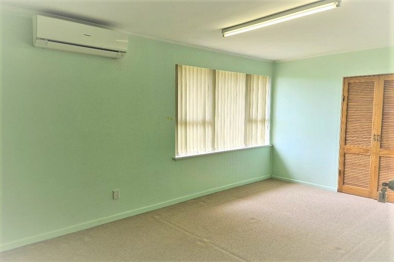 Photo of property in 10 Wallace Road, Mangere Bridge, Auckland, 2022