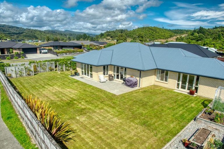 Photo of property in 16 Ridgeway Drive, Greymouth, 7805