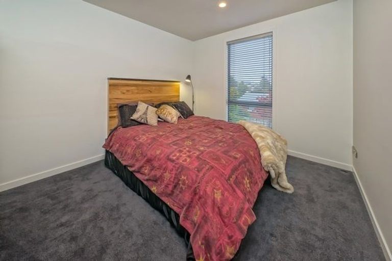 Photo of property in 100b Lake Road, Northcote, Auckland, 0627