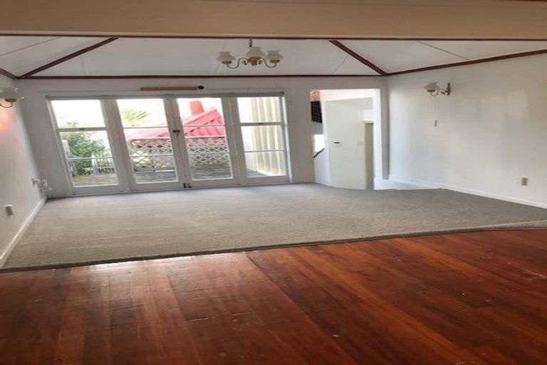 Photo of property in 2/11 Korotaha Terrace, Rothesay Bay, Auckland, 0630