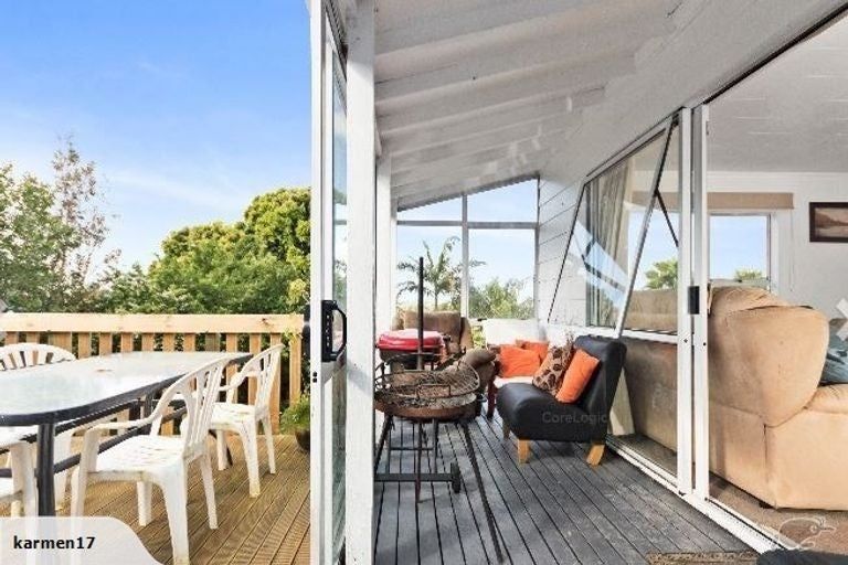 Photo of property in 11 Landsdale Place, Massey, Auckland, 0614