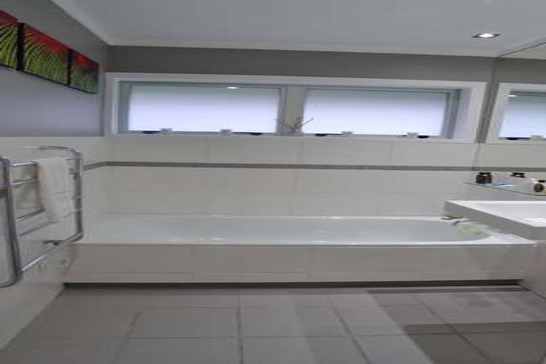 Photo of property in 40 Raymond Terrace, Northcote, Auckland, 0627