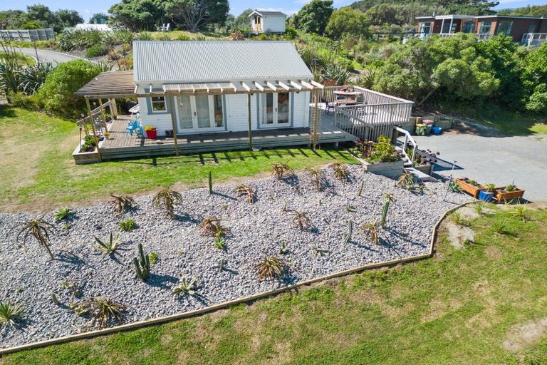 Photo of property in 106 Paetawa Road, Peka Peka, Waikanae, 5391